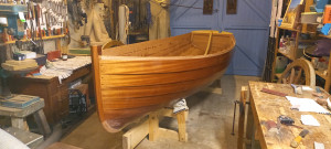 Retour à l'atelier sur un nouveau chantier prévu pour travailler dessus et dessous pour la pose des membrures et du caisson de dérive.