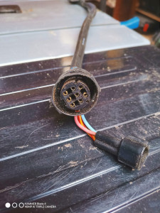 prise ou broche qui vient se conecter au moteur .jpg